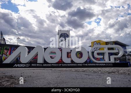 Misano Adriatico, Italien. September 2025. Das MotoGP-Logo ist vor dem Grand Prix von San Marino und der Rimini Riviera auf dem Marco Simoncelli International Circuit am 11. September 2025 in Misano Adriatico, Italien, ausgestellt. Quelle: Roberto Tommasini/Alamy Live News Stockfoto