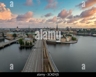 Aus der Vogelperspektive auf Centralbron (zentrale Brücke), Strömborg Insel, Ridderhuset, Birger Jarl Turm, Riddarholms Kirche in Gamla Stan Altstadt von Stockholm Stockfoto