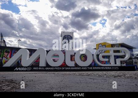 Misano Adriatico, Italien. September 2025. Das MotoGP-Logo ist vor dem Grand Prix von San Marino und der Rimini Riviera auf dem Marco Simoncelli International Circuit am 11. September 2025 in Misano Adriatico, Italien, ausgestellt. Quelle: Unabhängige Fotoagentur/Alamy Live News Stockfoto