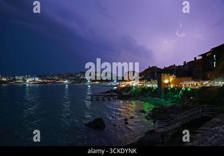 Nachtgewitter über der Stadt Sozopol, Region Burgas Stockfoto
