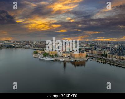 Blick aus der Vogelperspektive auf die Altstadt Gamla Stan in Stockholm auf einer kleinen Insel, Rathaus, Wasserstraßen mit dramatischem Sonnenuntergangshimmel Stockfoto