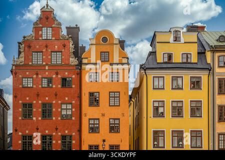 Blick auf das Haus des Schantz und Ribbing am Stortorget, dem ältesten Platz der Stockholmer Altstadt mit Stufengiegelfassade und großem Portal Stockfoto