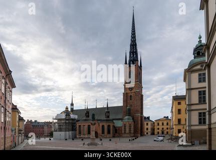 Blick auf die Riddarholmen-Kirche in der Stockholmer Altstadt, die zu Begräbungs- und Gedenkzwecken genutzt wurde, mit Abschnitten aus dem 13. Jahrhundert Stockfoto
