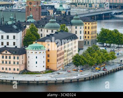 Aus der Nähe des Birger Jarl's Tower, ehemaliger Verteidigungsbau in Stockholm Gamla Stan mit weißen Wänden und grünem Dach Stockfoto