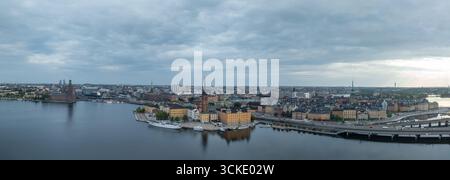 Das Herz der Altstadt: Eine aus der Luft gezogene Perspektive, die den Königspalast und Storkyrkans zeitlose Schönheit zeigt Stockfoto