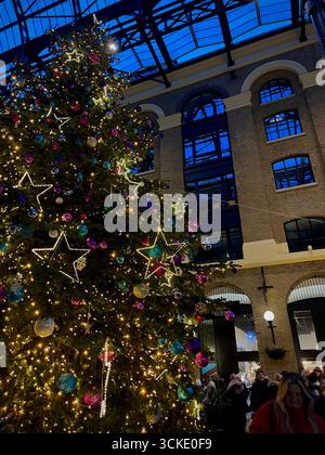 Weihnachtsbaum auf dem Tower Bridge Wintermarkt Stockfoto