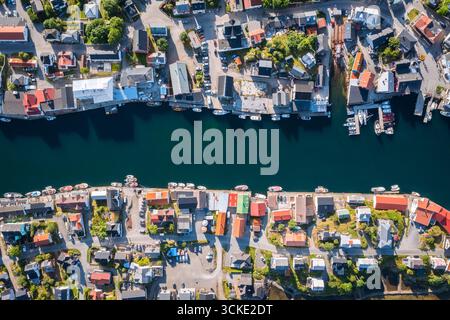 Blick aus der Vogelperspektive auf den Henningsvaer Hafen im Sommer. Gemeinde Vågan, Austvågøy, Lofoten-Inseln, Nordland, Norwegen. Stockfoto