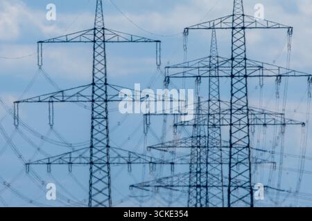 Klein Rogahn, Deutschland. September 2025. Pylonen von Fernleitungen stehen vor einer Trafostation. Quelle: Jens Büttner/dpa/Alamy Live News Stockfoto