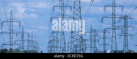 Klein Rogahn, Deutschland. September 2025. Pylonen von Fernleitungen stehen vor einer Trafostation. Quelle: Jens Büttner/dpa/Alamy Live News Stockfoto
