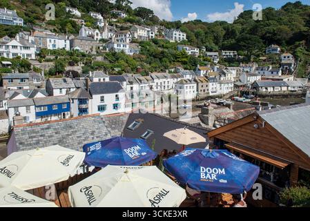 Blick von der Dachterrasse auf Pun und Häuser von Polperro Village, Cornwall Stockfoto