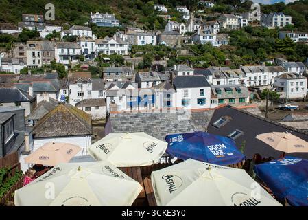 Blick von der Dachterrasse auf Pun und Häuser von Polperro Village, Cornwall Stockfoto
