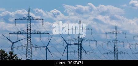 Klein Rogahn, Deutschland. September 2025. Pylonen von Fernleitungen stehen vor einer Trafostation. Quelle: Jens Büttner/dpa/Alamy Live News Stockfoto