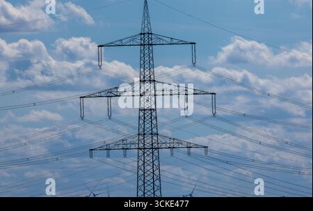 Klein Rogahn, Deutschland. September 2025. Pylonen von Fernleitungen stehen vor einer Trafostation. Quelle: Jens Büttner/dpa/Alamy Live News Stockfoto