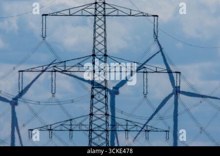 Klein Rogahn, Deutschland. September 2025. Pylonen von Fernleitungen stehen vor einer Trafostation. Quelle: Jens Büttner/dpa/Alamy Live News Stockfoto