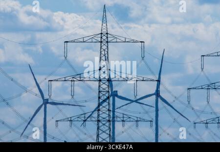 Klein Rogahn, Deutschland. September 2025. Pylonen von Fernleitungen stehen vor einer Trafostation. Quelle: Jens Büttner/dpa/Alamy Live News Stockfoto