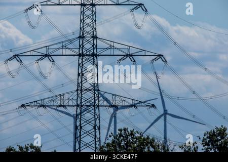 Klein Rogahn, Deutschland. September 2025. Pylonen von Fernleitungen stehen vor einer Trafostation. Quelle: Jens Büttner/dpa/Alamy Live News Stockfoto