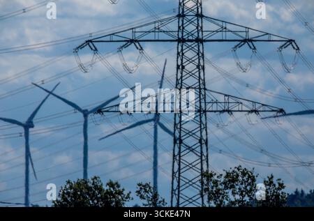Klein Rogahn, Deutschland. September 2025. Pylonen von Fernleitungen stehen vor einer Trafostation. Quelle: Jens Büttner/dpa/Alamy Live News Stockfoto