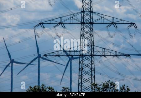 Klein Rogahn, Deutschland. September 2025. Fernleitungsmasten vor einer Trafostation. Quelle: Jens Büttner/dpa/Alamy Live News Stockfoto