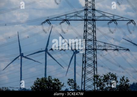 Klein Rogahn, Deutschland. September 2025. Pylonen von Fernleitungen stehen vor einer Trafostation. Quelle: Jens Büttner/dpa/Alamy Live News Stockfoto
