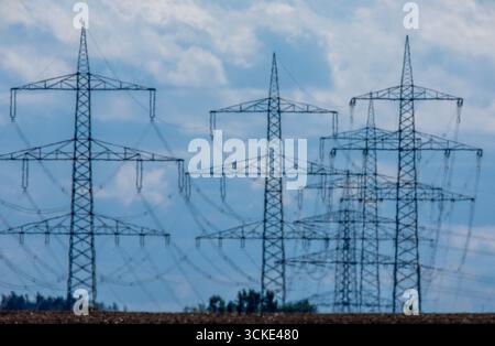 Klein Rogahn, Deutschland. September 2025. Fernleitungsmasten vor einer Trafostation. Quelle: Jens Büttner/dpa/Alamy Live News Stockfoto
