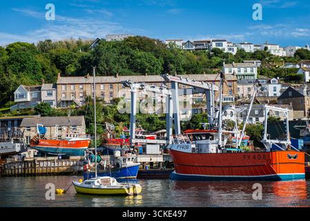 Die Fischereifahrzeuge Charlie Mia (FY408) und Sue-Ellen (BM211) legen im Hafen von Polruan, Cornwall, Vereinigtes Königreich an Stockfoto