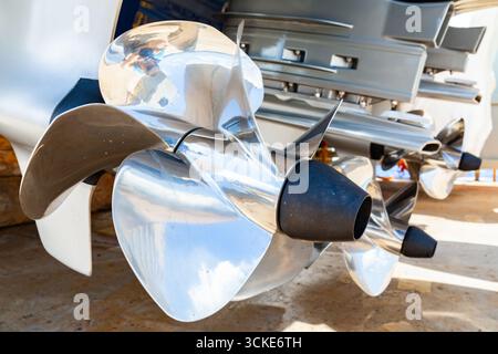 Motorpropeller für Motoryachten und Boote in Nahaufnahme. Die Motoren sind am Heck des Motorbootes montiert. Reparieren Sie ein Boot in einem Trockendock. Stockfoto