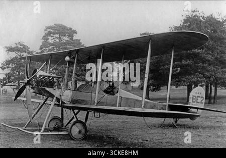Location Unknown (möglicherweise Farnbrough), Großbritannien - um 1918 - Ein Pilot des Royal Flying Corps in einem BE-2-Doppeldecker, ähnlich dem, der von einigen Piloten von No Stockfoto