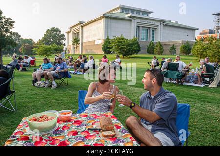 Huntsville Alabama, Big Spring Park Konzert im Park, Mann Frau weibliches Paar Picknick, Stockfoto
