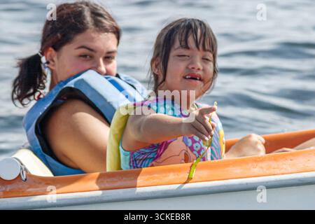 Florida Key Biscayne Coconut Grove Shake A Leg Programm, Studenten behindert spezielle Bedürfnisse, Segeln spezialisierte Segelboot Mädchen Frau fem Stockfoto