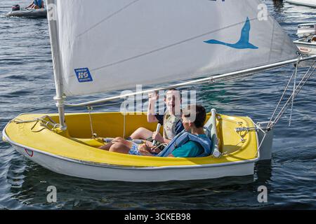 Florida Key Biscayne Coconut Grove Shake A Leg Programm, Studenten behindert spezielle Bedürfnisse, Segeln spezialisierte Segelboot Jungen Stockfoto