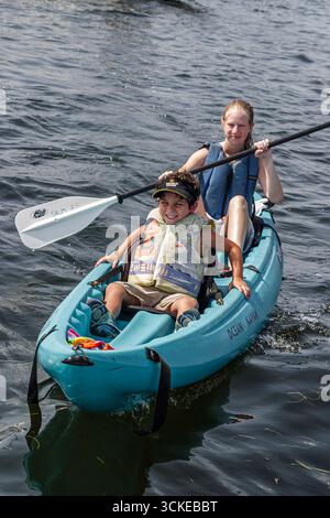Florida Key Biscayne Coconut Grove Shake A Leg Programm, Studenten behinderten behinderten speziellen Bedürfnissen, Kajak spezialisierten Kajak Berater paddeln Stockfoto