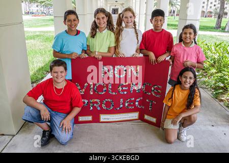Miami Florida, Non Violence Project USA, Lehrstudenten gewaltfreies Verhalten, Jungen Mädchen lächeln, halten Plakatschild, sein Stockfoto