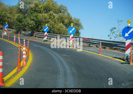 Kurvenreiche Straße auf der Nordstraßenachse (BOAK) in Kreta, Griechenland, mit klaren Straßenschildern und Sicherheitsbarrieren auf der Strecke von Heraklion nach Rethymno. Stockfoto