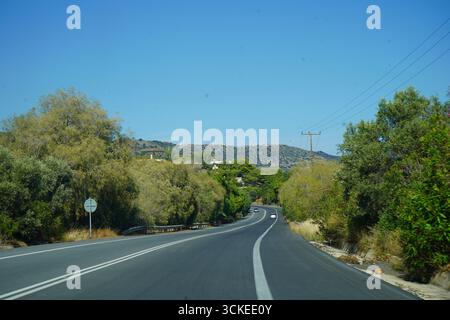 Ein malerischer Blick auf die North National Road (BOAK) in Kreta, Griechenland, zwischen Heraklion und Rethymno. Stockfoto