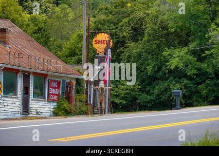 Rodgersville, Tennessee, USA - 27. August 2025: Verfallene und verlassene Tankstelle und ein praktisches Geschäft entlang einer County Road im Osten von rual Tenness Stockfoto