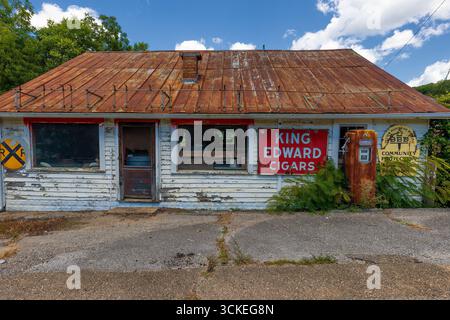 Rogersville, Tennessee, USA - 27. August 2025: Eine alte verlassene Tankstelle und ein gemütliches Geschäft im ländlichen Tennessee Stockfoto