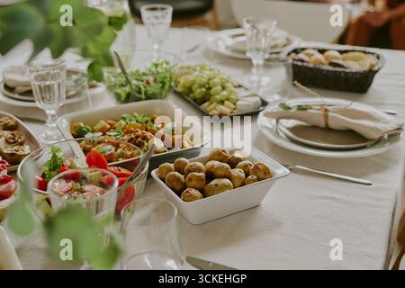 Auswahl an frischem Gemüse und Obst auf elegantem Esstisch Stockfoto