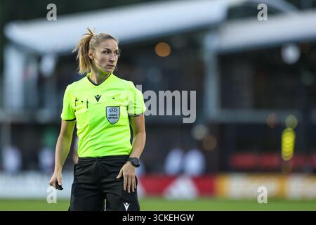 Amsterdam, Niederlande. September 2025. Amsterdam, Niederlande, 11. September 2025: Schiedsrichterin Milica Milovanovic sieht beim ersten Qualifikationsspiel der UEFA Women's Europa Cup 2025/26 zwischen AFC Ajax und SK Sturm Graz im Sportkomplex de Toekomst in Amsterdam, Niederlande. (Leiting Gao/SPP) Credit: SPP Sport Press Photo. /Alamy Live News Stockfoto