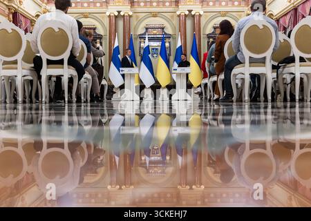 Kiew, Ukraine. September 2025. Der finnische Präsident Alexander Stubb (links) und der ukrainische Präsident Wolodymyr Zelenskyj (rechts) spiegeln sich auf dem polierten Holzboden, während sie während einer gemeinsamen Pressekonferenz im Mariinski-Palast am 11. September 2025 in Kiew, Ukraine, eine Frage eines Reporters hören. Kredit: Ukrainischer Ratsvorsitz/Pressestelle Des Ukrainischen Präsidenten/Alamy Live News Stockfoto