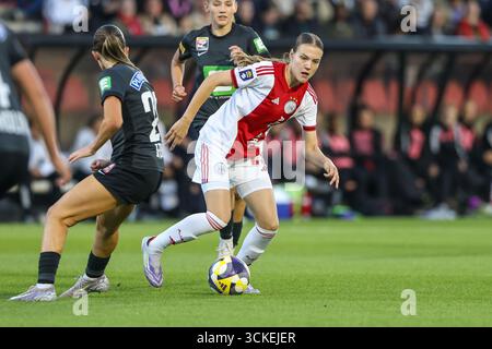 Amsterdam, Niederlande. September 2025. Amsterdam, Niederlande, 11. September 2025: Lotte Keukelaar (23 AFC Ajax) läuft mit dem Ball während des UEFA Women's Europa Cup 2025/26 erste Qualifikationsrunde zwischen AFC Ajax und SK Sturm Graz im Sportkomplex de Toekomst in Amsterdam, Niederlande. (Leiting Gao/SPP) Credit: SPP Sport Press Photo. /Alamy Live News Stockfoto