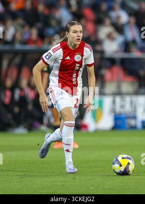 Amsterdam, Niederlande. September 2025. Amsterdam, Niederlande, 11. September 2025: Lotte Keukelaar (23 AFC Ajax) läuft mit dem Ball während des UEFA Women's Europa Cup 2025/26 erste Qualifikationsrunde zwischen AFC Ajax und SK Sturm Graz im Sportkomplex de Toekomst in Amsterdam, Niederlande. (Leiting Gao/SPP) Credit: SPP Sport Press Photo. /Alamy Live News Stockfoto