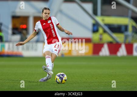 Amsterdam, Niederlande. September 2025. Amsterdam, Niederlande, 11. September 2025: Lotte Keukelaar (23 AFC Ajax) gibt den Ball während des UEFA Women's Europa Cup 2025/26 erste Qualifikationsrunde zwischen AFC Ajax und SK Sturm Graz im Sportkomplex de Toekomst in Amsterdam, Niederlande. (Leiting Gao/SPP) Credit: SPP Sport Press Photo. /Alamy Live News Stockfoto