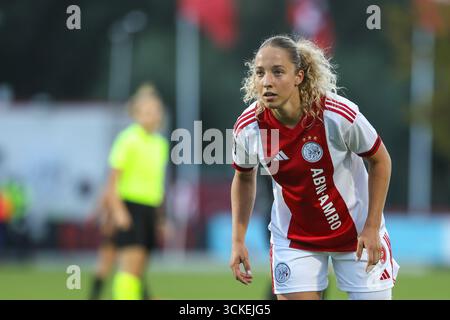 Amsterdam, Niederlande. September 2025. Amsterdam, Niederlande, 11. September 2025: Danique Tolhoek (9 AFC Ajax) sieht beim ersten Qualifikationsspiel der UEFA Women's Europa Cup 2025/26 zwischen AFC Ajax und SK Sturm Graz im Sportkomplex de Toekomst in Amsterdam, Niederlande, an. (Leiting Gao/SPP) Credit: SPP Sport Press Photo. /Alamy Live News Stockfoto