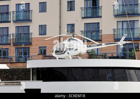 Kleiner Hubschrauber und Hubschrauberlandeplatz an Bord eines Bootes (Miss Conduct) Bristol Docks, England, Großbritannien. Vom August 2025. Stockfoto