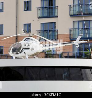 Kleiner Hubschrauber und Hubschrauberlandeplatz an Bord eines Bootes (Miss Conduct) Bristol Docks, England, Großbritannien. Vom August 2025. Stockfoto