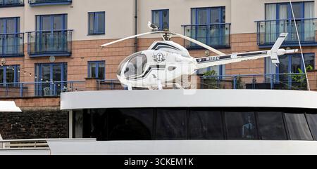Kleiner Hubschrauber und Hubschrauberlandeplatz an Bord eines Bootes (Miss Conduct) Bristol Docks, England, Großbritannien. Vom August 2025. Stockfoto