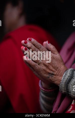 Nahaufnahme der Hände älterer Frauen im Gebet. Eine symbolische Geste des Glaubens, der Hingabe, der Spiritualität in der asiatischen Kultur. Stockfoto