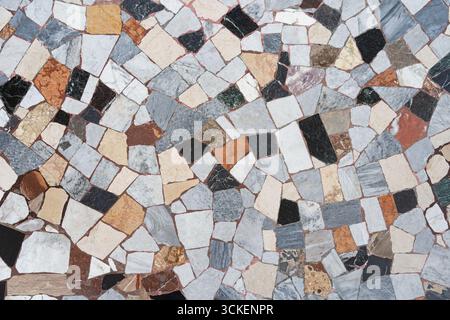 Kleiner antiker Riss brauner Grau beige weißer schwarzer Mosaikfliesen Muster Hintergrund abstrakter Muster Hintergrund Stockfoto
