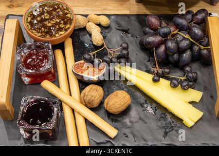 Leichtes Diätfrühstück mit Obst und Nüssen Stockfoto