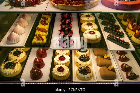 Präsentation verschiedener Kuchen, Desserts und Cupcakes in der Konditorei Stockfoto